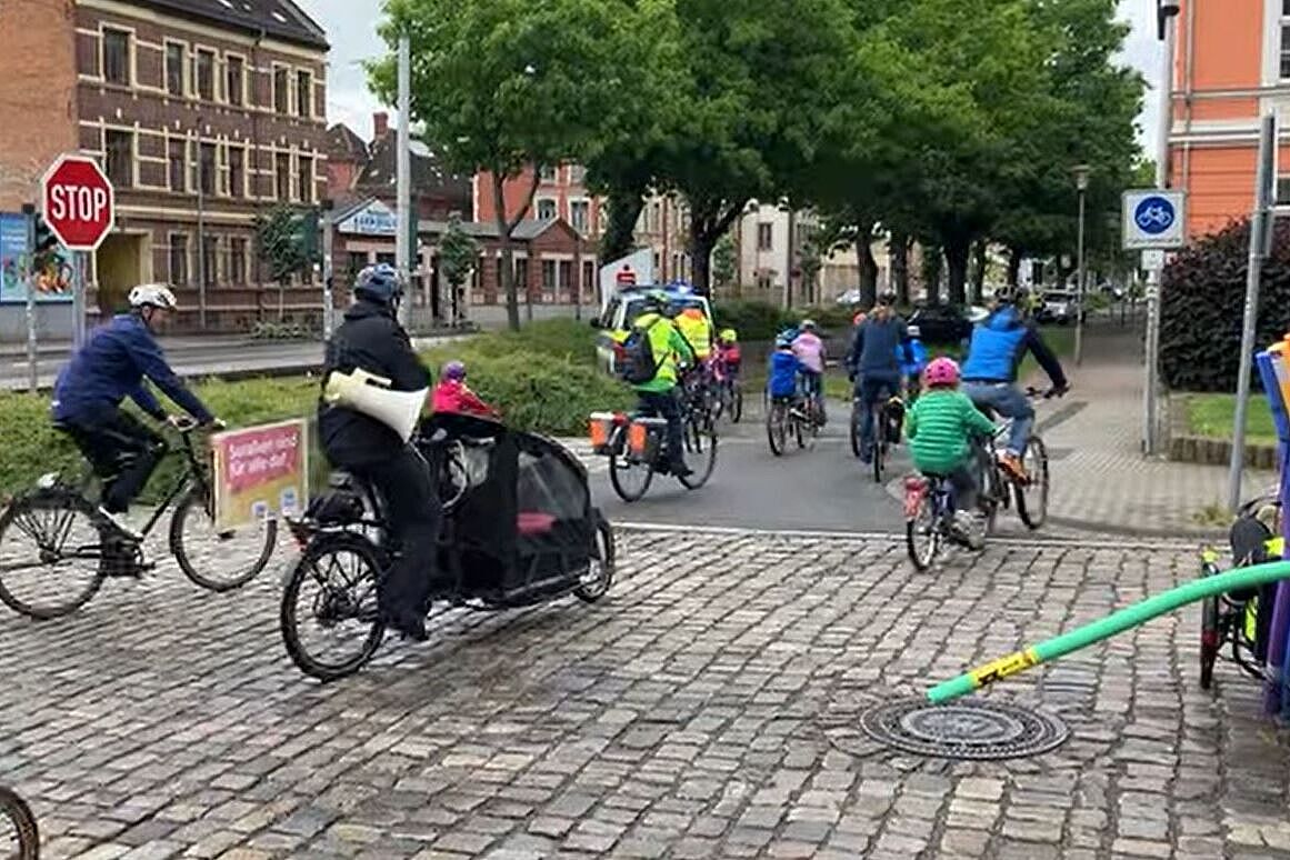 Kinder-Fahrraddemo in Nordhausen mit Poolnudel im Vordergrund