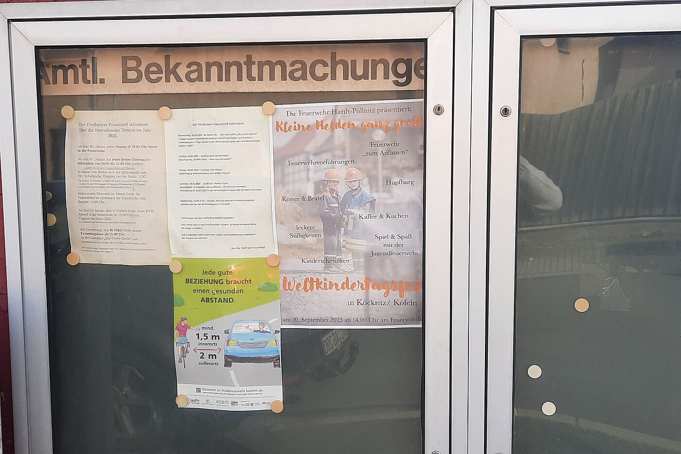 Schaukasten mit dem Abstandsposter und anderen Informationen.