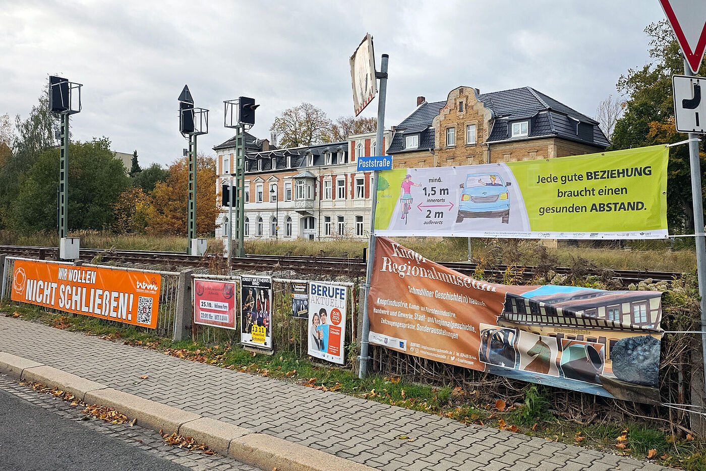 28.10.2025: In Schmölln weist ein Banner an prominenter Stelle in der Poststraße auf den beim Überholen von Radfahrenden einzuhaltenden Mindestabstand hin.