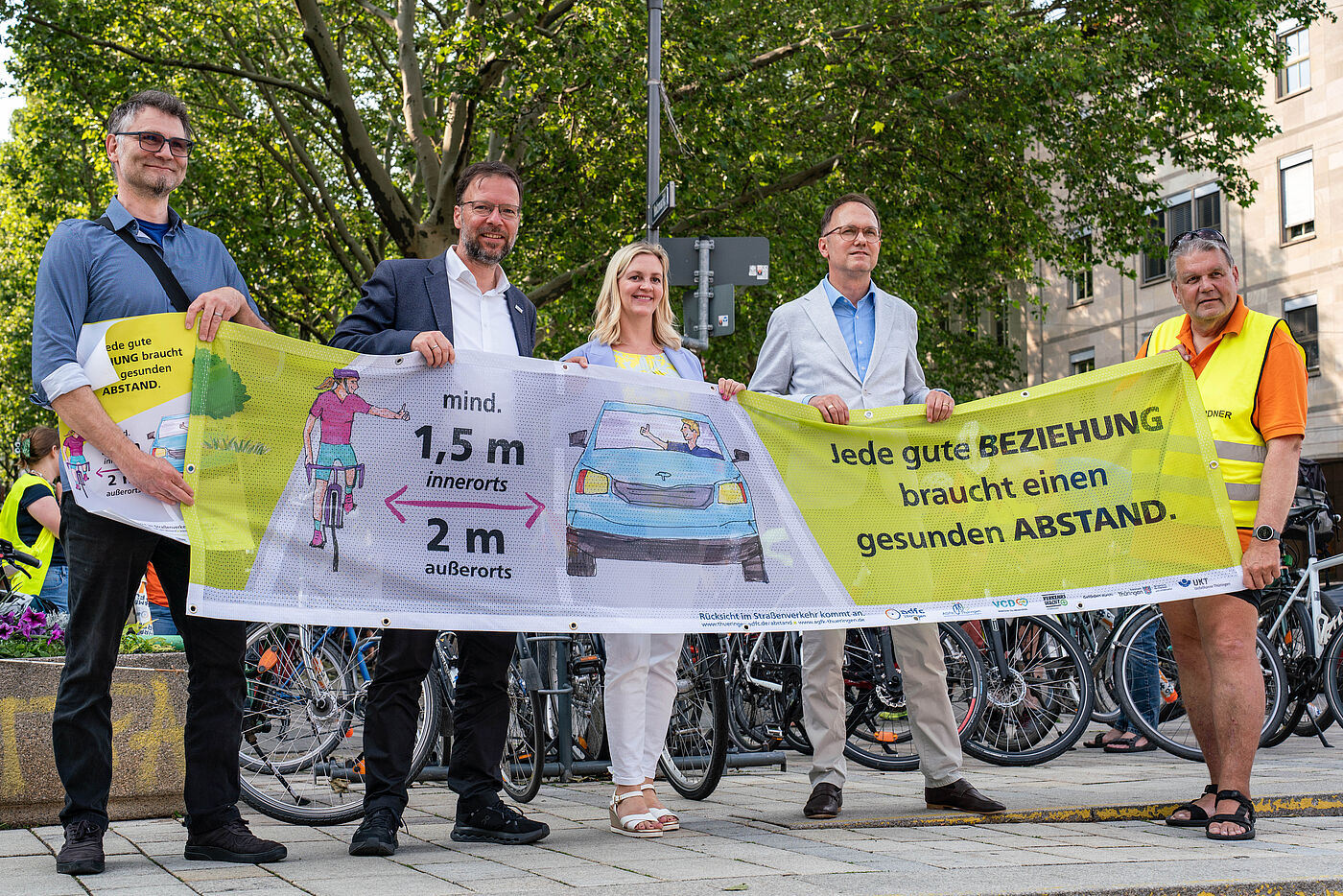 Zum Kampagnenauftakt wird das Abstandsbanner gezeigt.