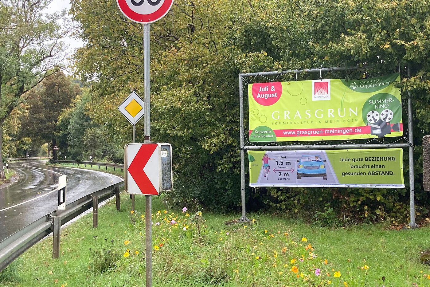 Am Rand der Bundesstraße 19 bei Meiningen ist ein Banner zum Mindestabstand beim Überholen von Radfahrenden angebracht.