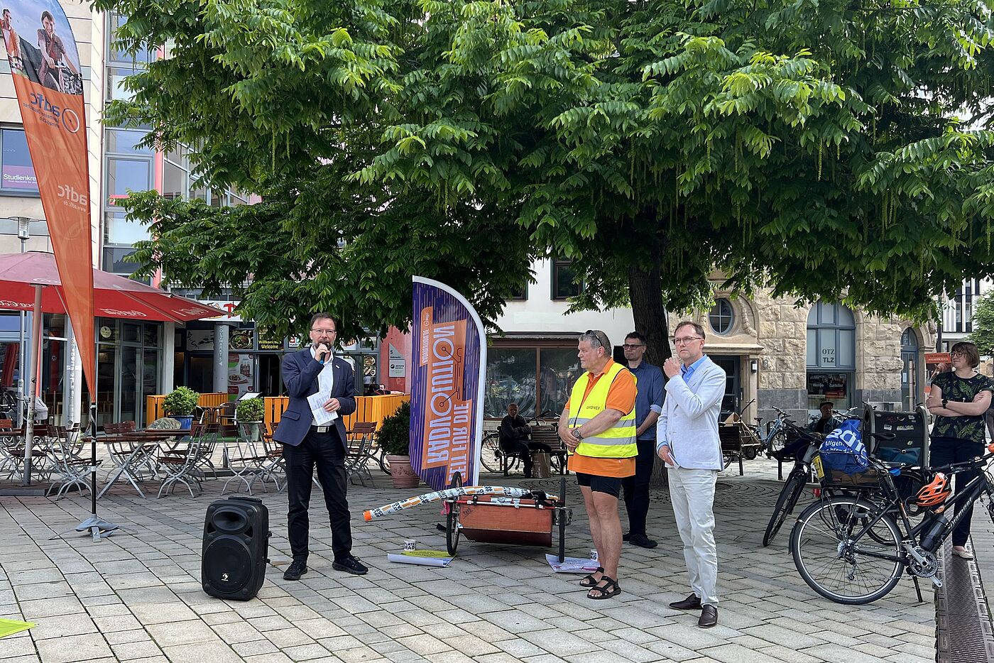 Staatssekretär Dr. Tobias J. Knoblich, OB Dr. Thomas Nitzsche, ADFC-Thüringen-Vorstand Thilo Braun halten Grußworte auf dem Holzmarkt in Jena